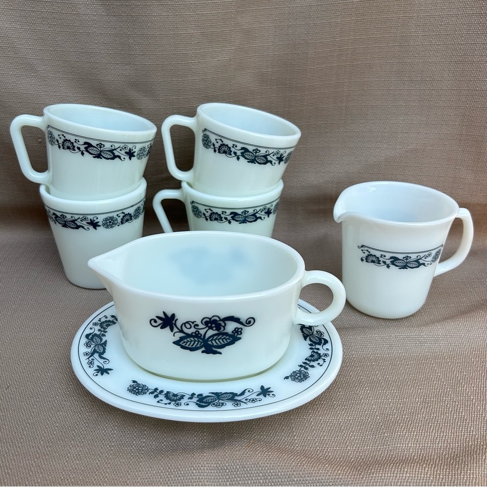 Vintage Pyrex Old Town Blue Onion Gravy Boat - Creamer - 4 Mugs